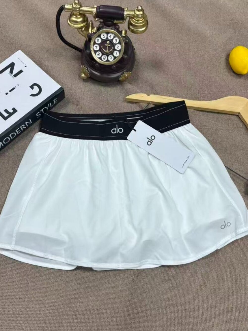 💖Alo Yoga Match Point White Mini Skirt A Versatile Style - Picture 2 of 6